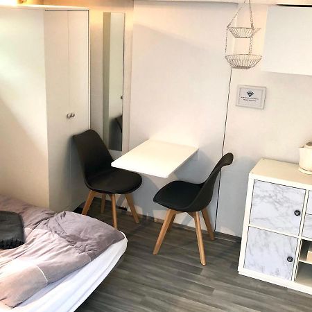 Modernes Zimmer Mit Kuechenzeile Und Bad Denkte Zewnętrze zdjęcie