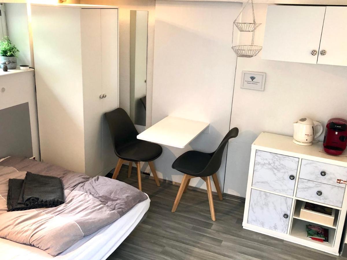 Modernes Zimmer Mit Kuechenzeile Und Bad Denkte Zewnętrze zdjęcie