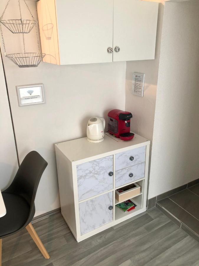 Modernes Zimmer Mit Kuechenzeile Und Bad Denkte Zewnętrze zdjęcie