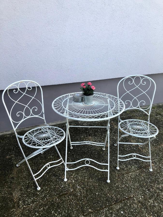 Modernes Zimmer Mit Kuechenzeile Und Bad Denkte Zewnętrze zdjęcie