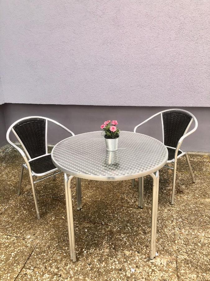 Modernes Zimmer Mit Kuechenzeile Und Bad Denkte Zewnętrze zdjęcie